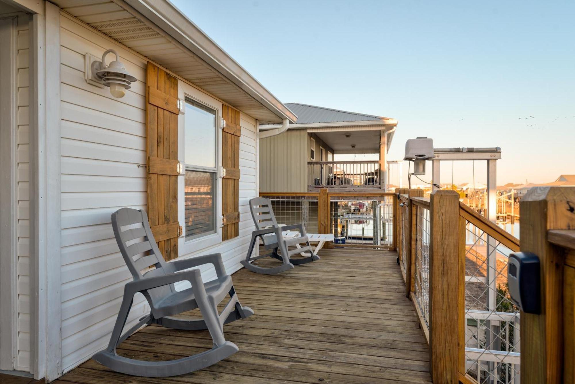 Waters Edge - Private Dock! Only Two Blocks From The Bay Or The Gulf! Plenty Of Parking For Cars Or Boats Home 더핀 아일랜드 외부 사진