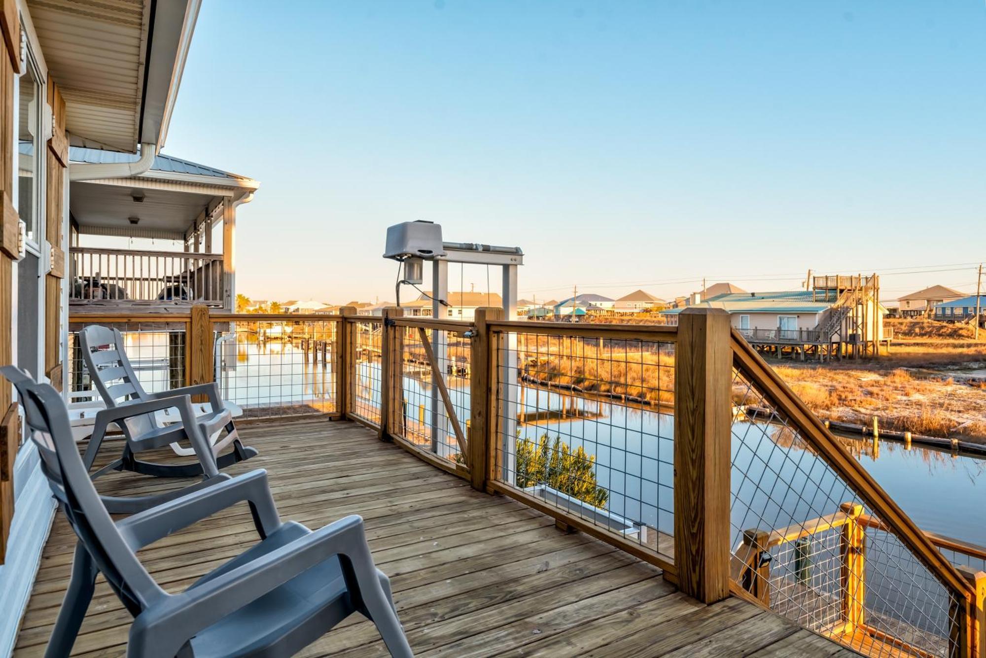 Waters Edge - Private Dock! Only Two Blocks From The Bay Or The Gulf! Plenty Of Parking For Cars Or Boats Home 더핀 아일랜드 외부 사진